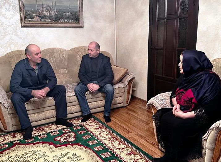 В День вывода советских войск из Афганистана руководство Дахадаевского КЦСОН посетило воина-интернационалиста